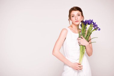 Iris çiçekli güzel kadın