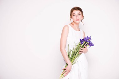 Iris çiçekli güzel kadın