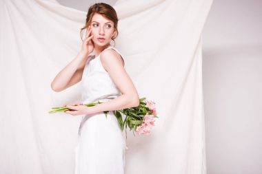 lily çiçekler ile güzel bir kadın