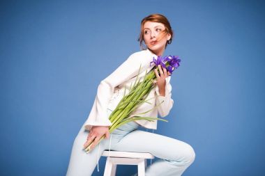 Iris çiçekli güzel kadın