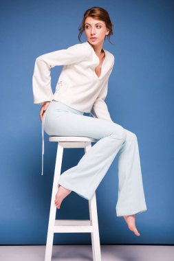 güzel bir kadın sandalyede oturuyor