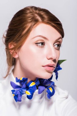 Iris çiçekli güzel kadın