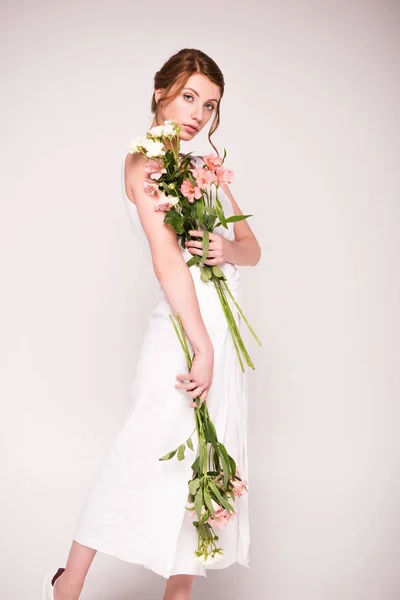 Niña en vestido blanco con flores — Foto de Stock