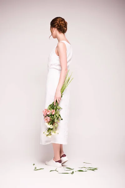 Niña en vestido blanco con flores — Foto de Stock