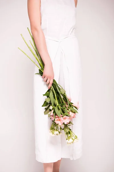 Fille en robe blanche avec des fleurs — Photo