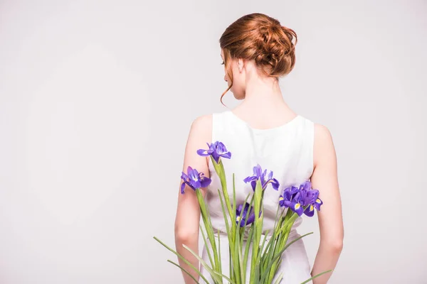 Bella donna con fiori di iris — Foto Stock