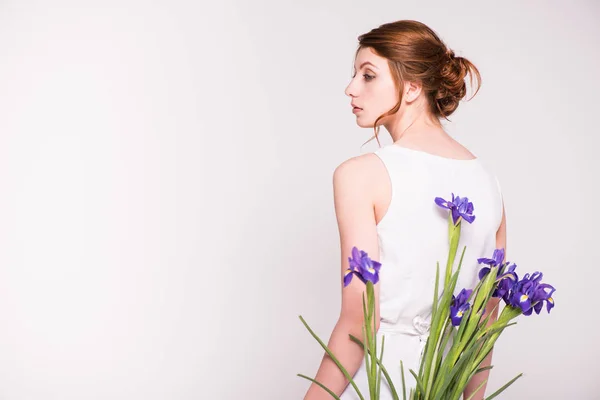 Belle femme avec des fleurs d'iris — Photo