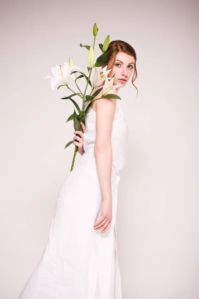 Hermosa mujer con flores de lirio — Foto de Stock