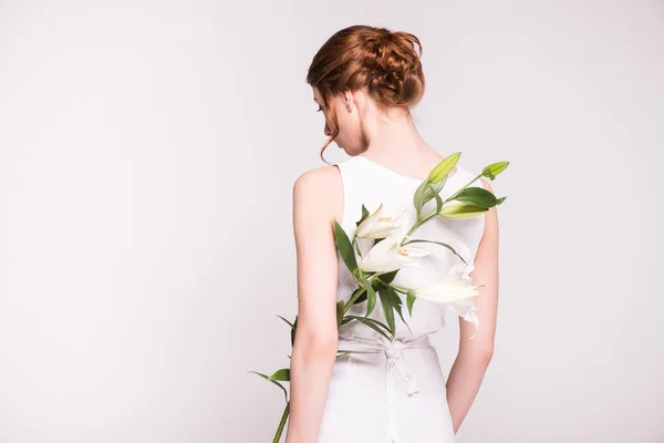 Hermosa mujer con flores de lirio — Foto de Stock