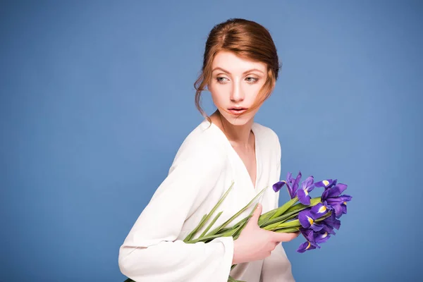 Mooie vrouw met iris bloemen — Stockfoto