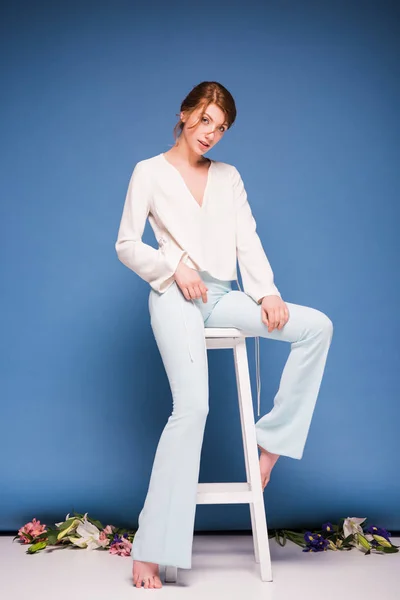 Beautiful woman sitting on chair — Stock Photo, Image