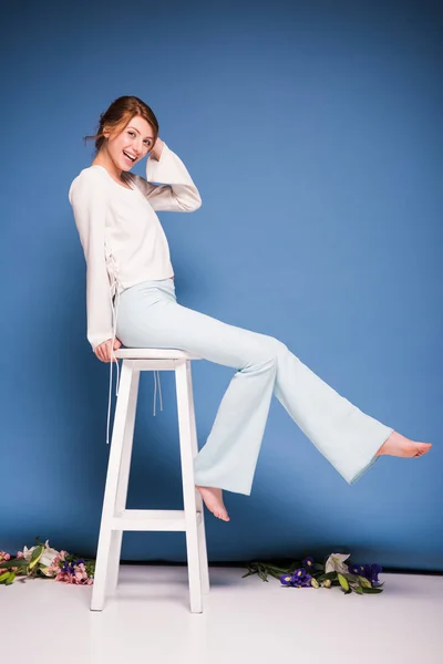 Beautiful woman sitting on chair — Stock Photo, Image