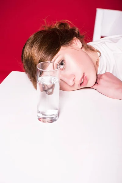 Jeune femme avec verre d'eau — Photo