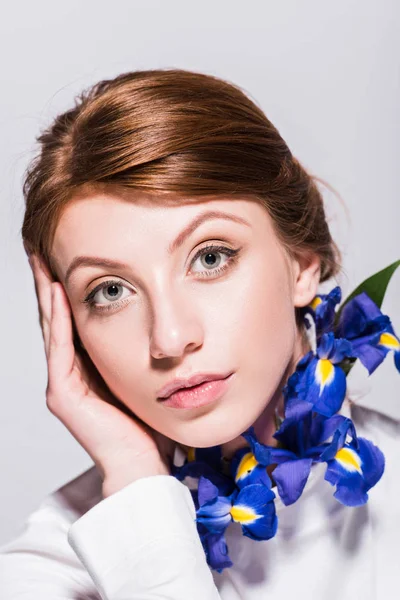 Bela mulher com flores de íris Fotografia De Stock