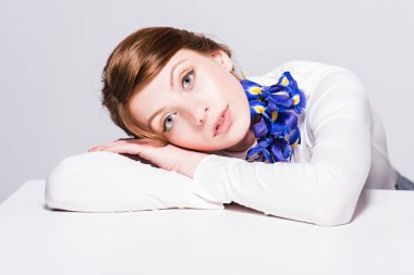 Iris çiçekli güzel kadın