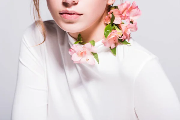 Attraktiva flicka med liljor — Stockfoto