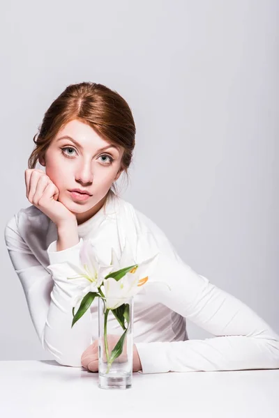 Belle femme avec des fleurs de lys — Photo