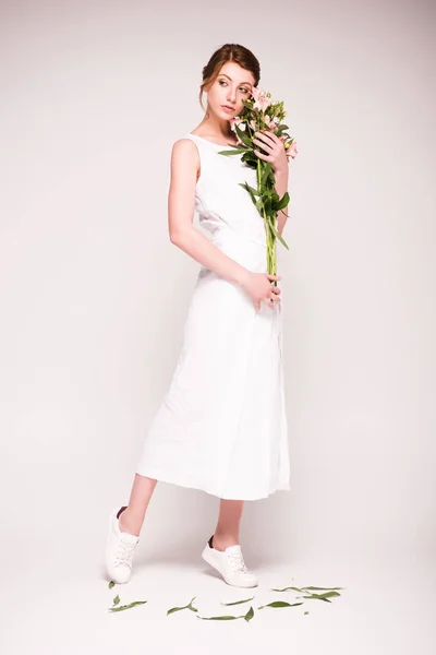 Menina em vestido branco com flores — Fotografia de Stock