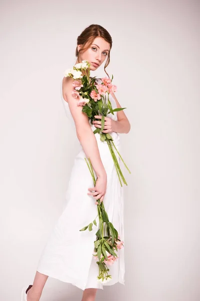 Mädchen im weißen Kleid mit Blumen — Stockfoto