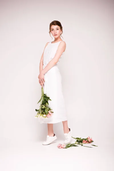 Menina em vestido branco com flores — Fotografia de Stock