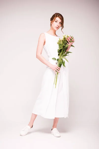 Niña en vestido blanco con flores - foto de stock