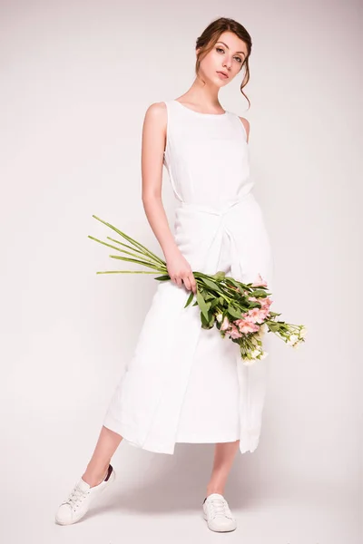 Ragazza in abito bianco con fiori — Foto stock