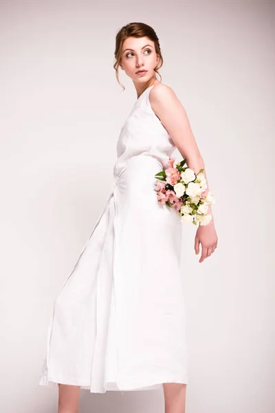 Niña en vestido blanco con flores - foto de stock
