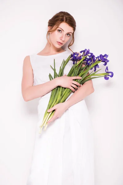 Hermosa mujer con flores de iris - foto de stock