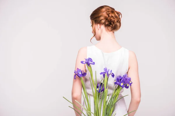 Bela mulher com flores de íris — Fotografia de Stock