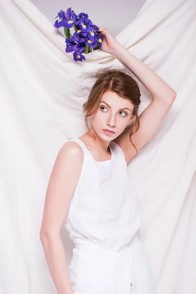 Schöne Frau mit Irisblumen — Stockfoto