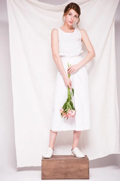 Hermosa mujer con flores de lirio - foto de stock