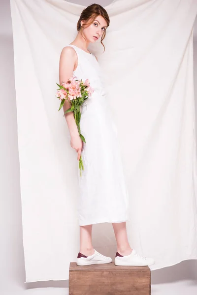 Hermosa mujer con flores de lirio - foto de stock