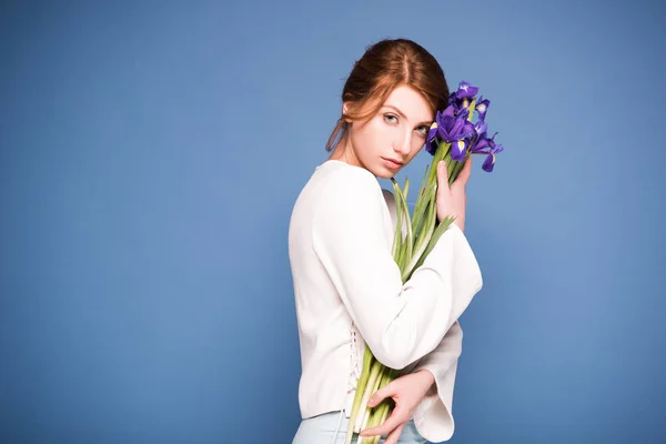 Bella donna con fiori di iris — Foto stock