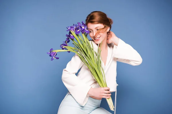 Hermosa mujer con flores de iris - foto de stock