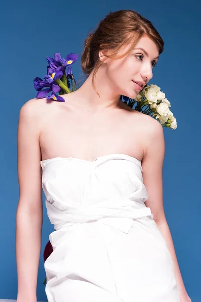 Seductora joven con flores - foto de stock