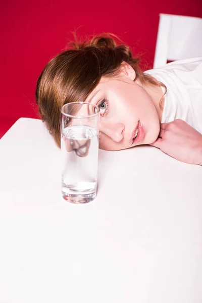 Jeune femme avec verre d'eau — Photo de stock