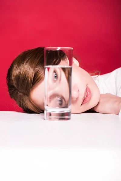 Mujer joven con vaso de agua - foto de stock