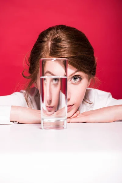 Giovane donna con bicchiere d'acqua — Foto stock