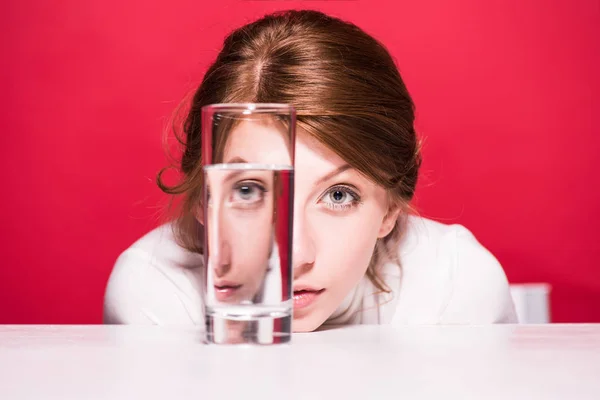 Mujer joven con vaso de agua - foto de stock