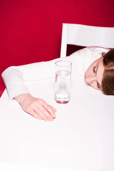 Mujer joven con vaso de agua - foto de stock