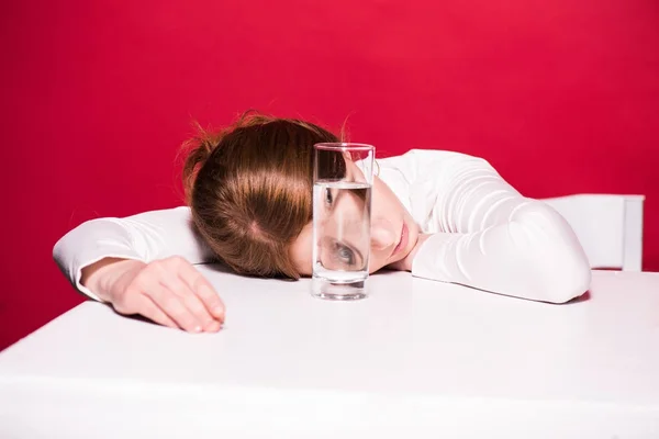 Mujer joven con vaso de agua - foto de stock