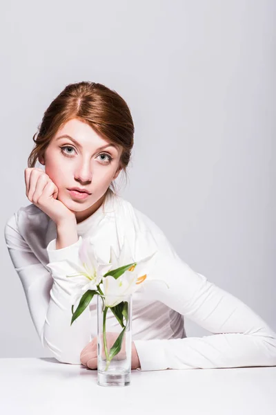 Mulher bonita com flores de lírio — Fotografia de Stock