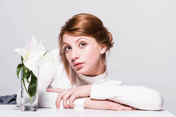 Mulher bonita com flores de lírio — Fotografia de Stock