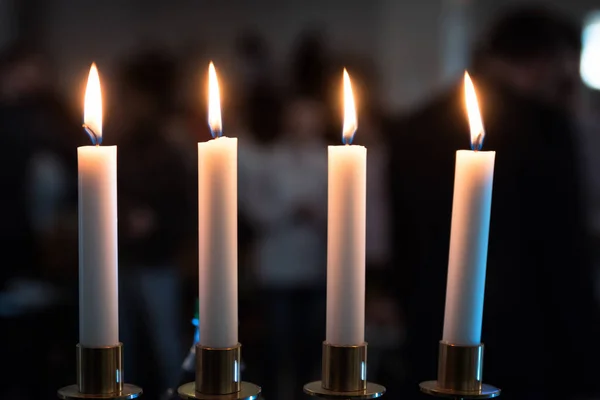 Cztery świece w ciemnym miejscu — Zdjęcie stockowe