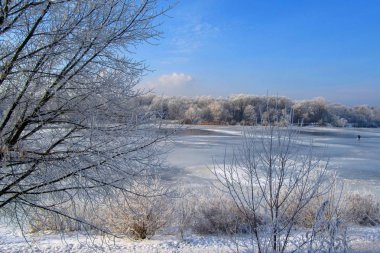 Blue Ice buz yüzeyi. Donmuş göl kış mavi gökyüzü altında. Kış. Kiev. Ukrayna. Europe