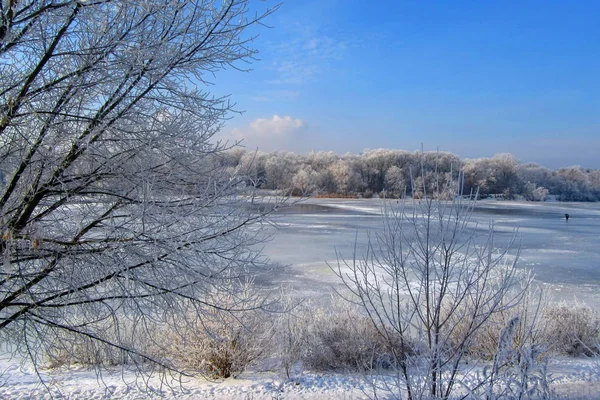 Blue Ice buz yüzeyi. Donmuş göl kış mavi gökyüzü altında. Kış. Kiev. Ukrayna. Europe