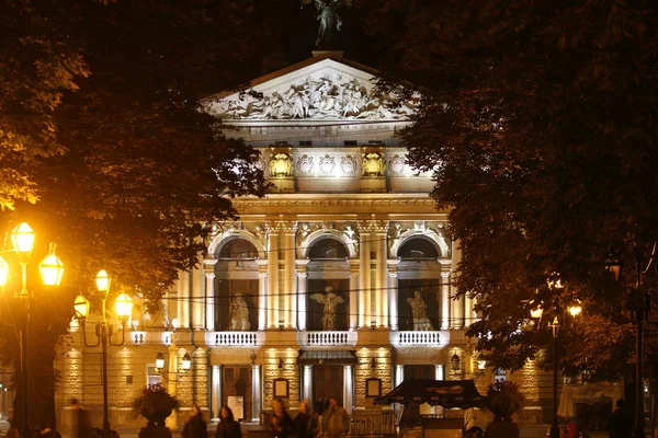 Lviv Ucrânia Europa 2017 Vista Noturna Ópera Lviv Com Movimento — Fotografia de Stock