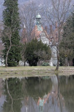 Kışın antik Schoenborn Palace (Beregvar Kalesi). Chynadiyevo, Mukacheve yakınlarında. Transcarpathia. Ukrayna. Turistik.