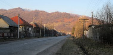 Karpat Dağları kış manzara mavi gökyüzü, kırmızı ağaçlar ve bulutlar, doğal arka plan ile. Kırsal dağ manzarası. Panoramik görünümü. Ukrayna 2018. Karpat manzara Ukrayna Zakarpattia bölge. Kışın Karpat dağ manzarası. 
