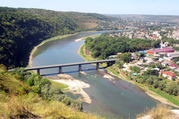 En iyi ısmarlayarak bahar Dnister nehir bend Kanyon ve ünlü Ukrayna Zalischyky kent. Zaleshchiki ünlü ukraininan şehrine Dnister river canyon panoramik görünümü yukarıdaki. Ukrayna, Ukrayna Ternopil bölgesi 